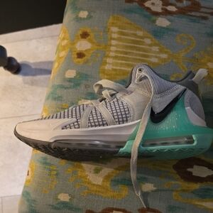 Nike LeBron Witness 7 Basketball Shoes